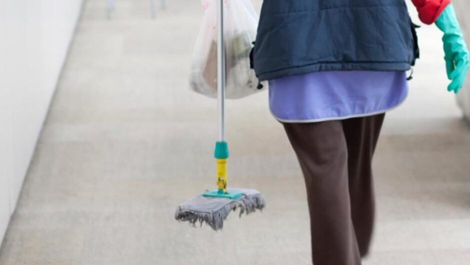 Απολύονται 500 καθαρίστριες του ΟΑΕΔ