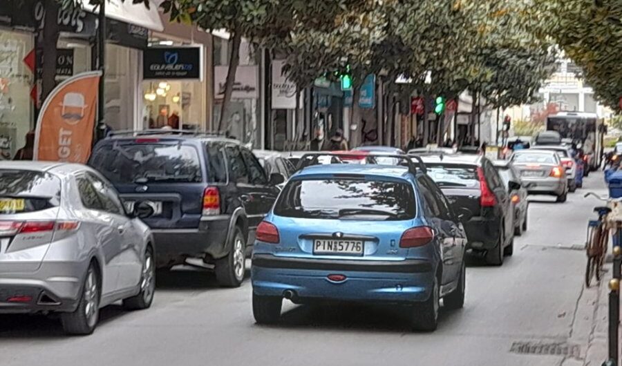 Η έλλειψη πάρκινγκ «διώχνει» τους Λαρισαίους από το κέντρο