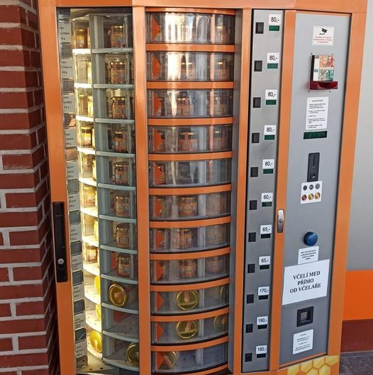 Αυτόματος πωλητής μελιού στην Τσεχία απευθείας απο μελισσοκόμο. Τιμή μηχανήματος κάπου 1600€.