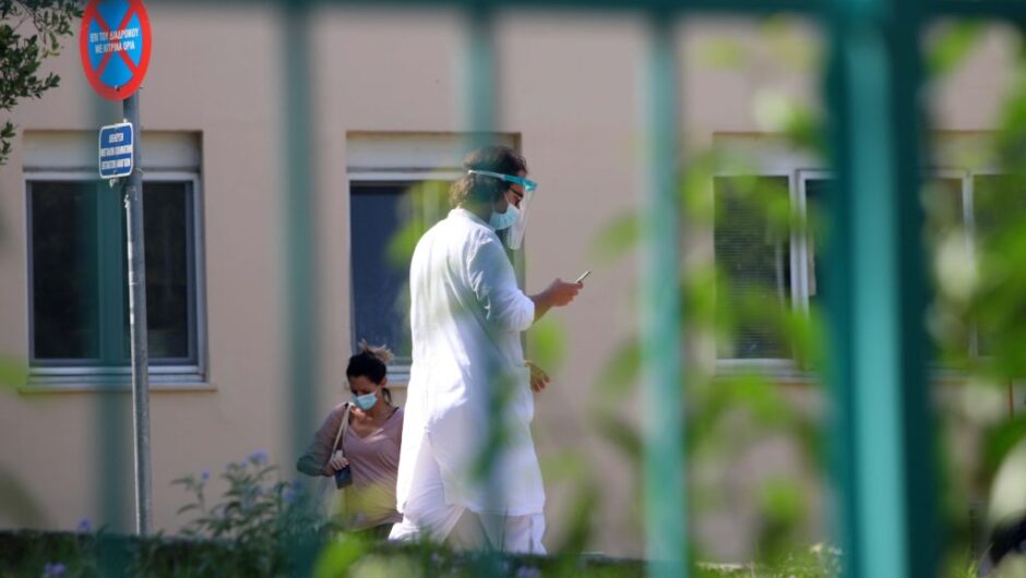 Επίταξη ιδιωτών γιατρών τη Δευτέρα «εάν το Σαββατοκύριακο δεν καλυφθούν οι ανάγκες»