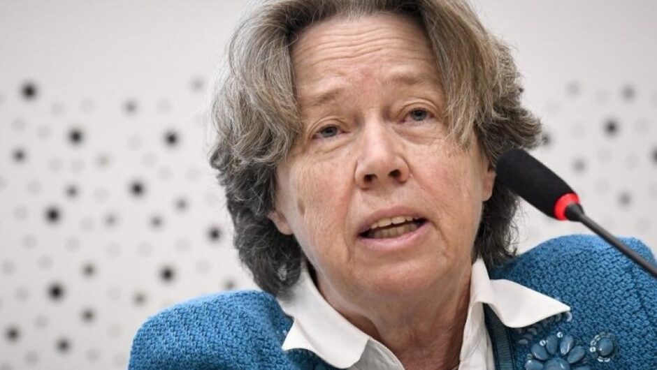 Αθηνά Λινού / Να χορηγηθούν άμεσα μονοκλωνικά και νέα σκευάσματα πριν χρειαστεί νοσηλεία