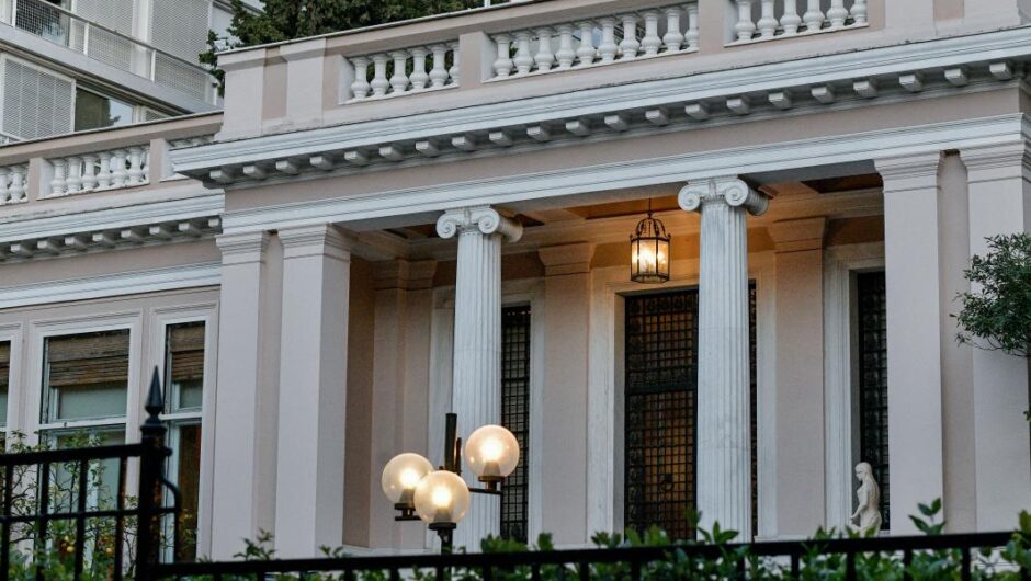 «Αγοράζουν» χρόνο έντρομοι στο Μαξίμου