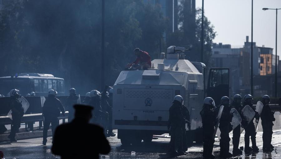 Το “χάδι” της κυβέρνησης Μητσοτάκη και των ΜΑΤ γνώρισαν και οι πυροσβέστες που τους αποθέωναν το καλοκαίρι στις μάχες με τις φλόγες! Σπέρνει ταχύτατα τον κοινωνικό διχασμό η ΝΔ – ΣΥΡΙΖΑ: Από τα χειροκροτήματα στα χημικά