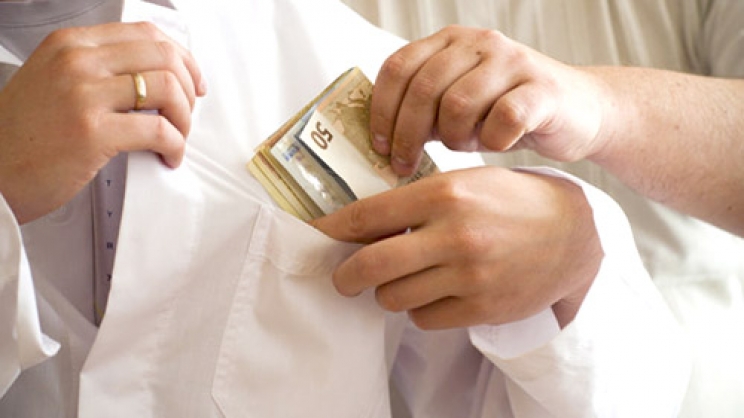 Γιατρός πιάστηκε να τσεπώνει φακελάκι