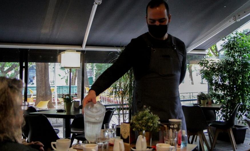 Κορονοϊός: Τρομάζει η έκρηξη των κρουσμάτων – Προς υποχρεωτικό εμβολιασμό οι εργαζόμενοι στην εστίαση