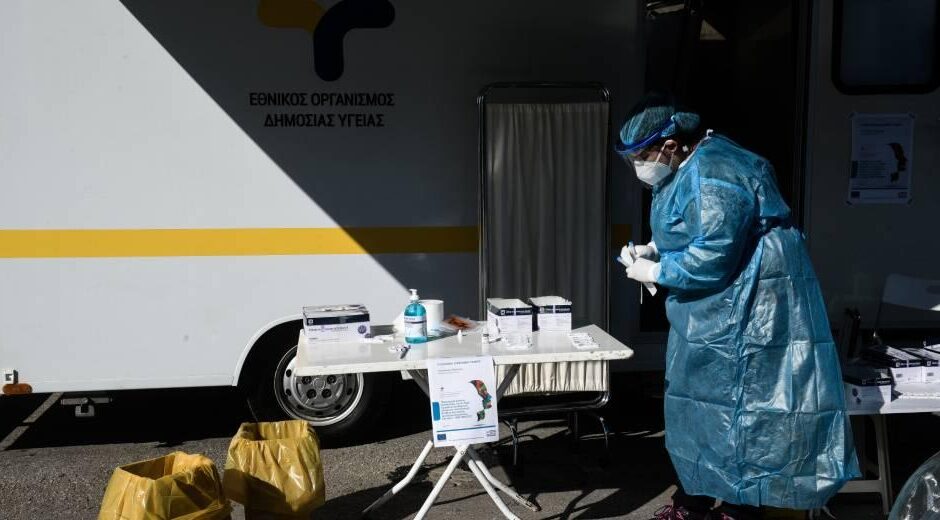 Νέο αρνητικό ρεκόρ με 8.613 κρούσματα