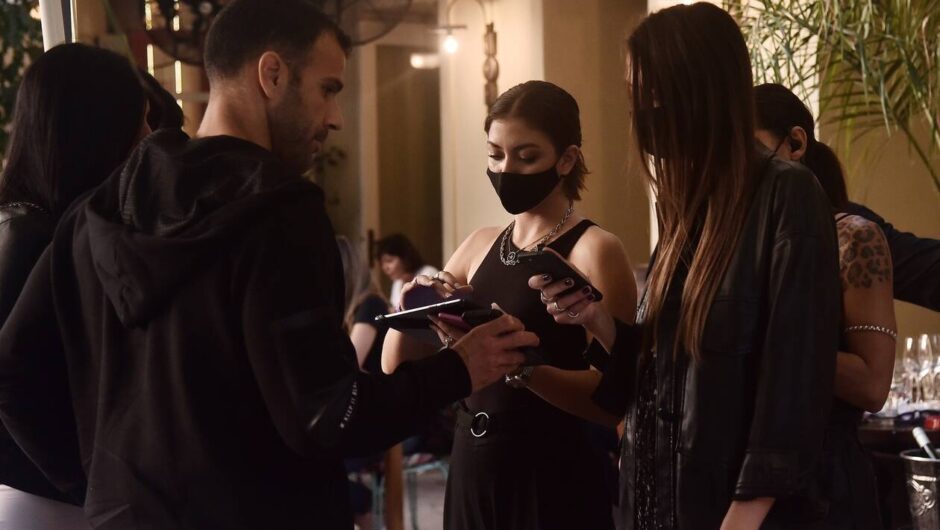Ο Μητσοτάκης συναντά εκπροσώπους της εστίασης με ατζέντα τα μέτρα και τον υποχρεωτικό εμβολιασμό