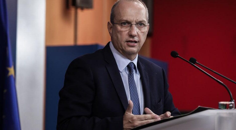 Αντιφατικά μηνύματα για την υποχρεωτικότητα των εμβολιασμών