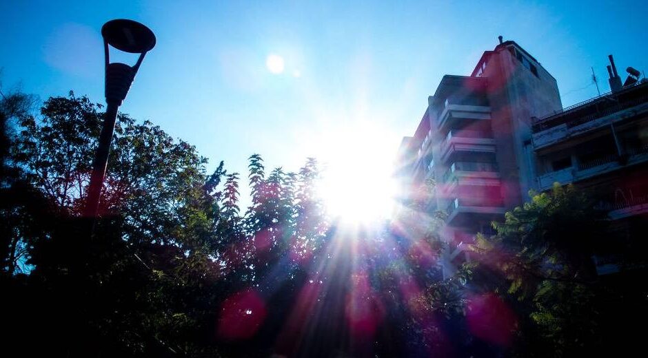 Ανοιξιάτικος καιρός με πιθανότητα βροχών και μεταφορά σκόνης
