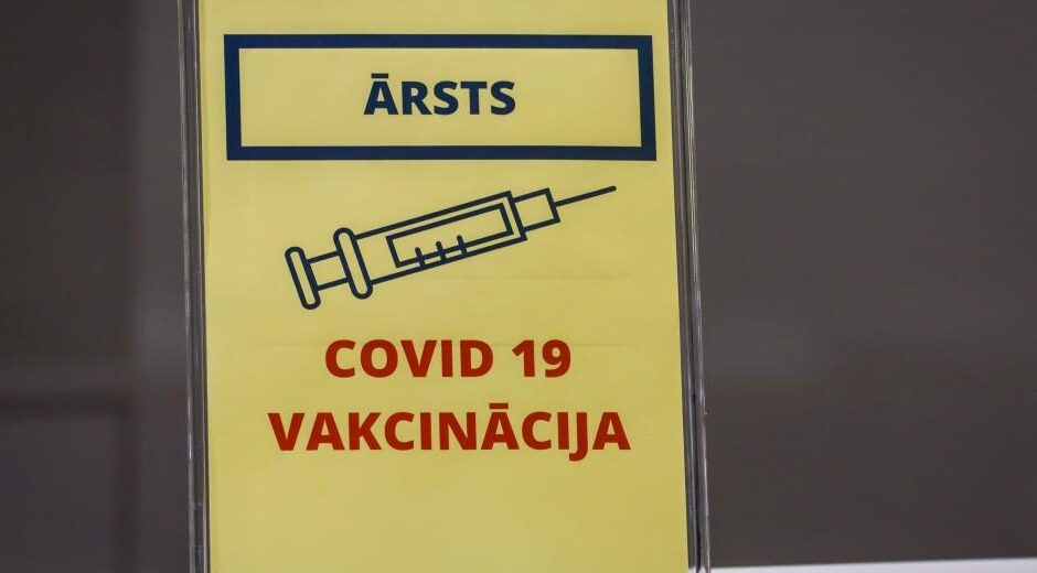 Η Λετονία απαγορεύει στους ανεμβολίαστους βουλευτές να ψηφίζουν, περικόπτει τους μισθούς τους