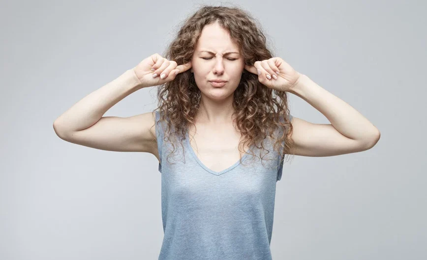 Έρευνα: Ένας στους επτά Ευρωπαίους υποφέρει από βουητό στα αυτιά – Η εικόνα στην Ελλάδα