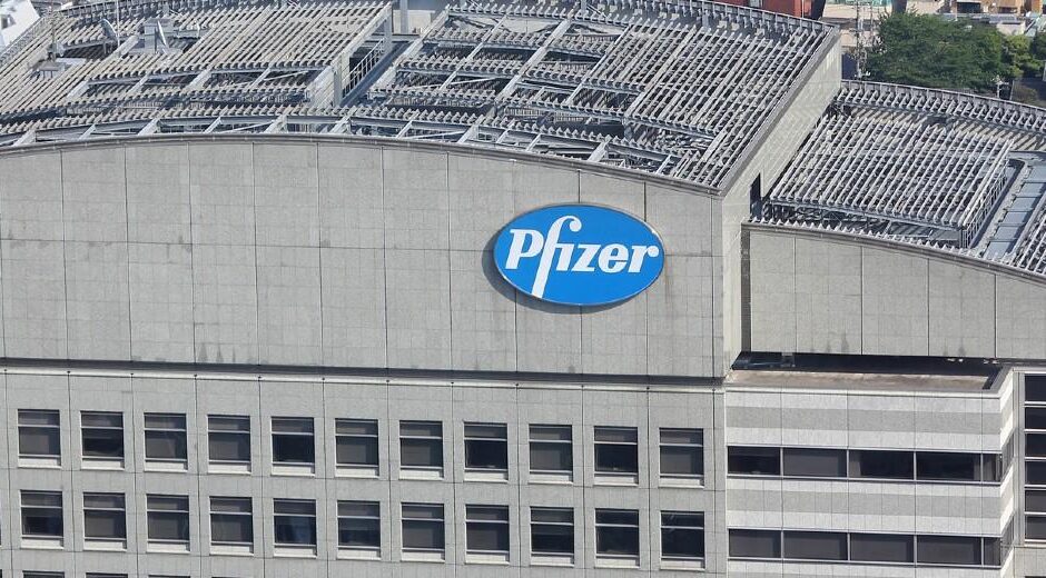 Θησαυρίζει η Pfizer από τις πωλήσεις εμβολίων