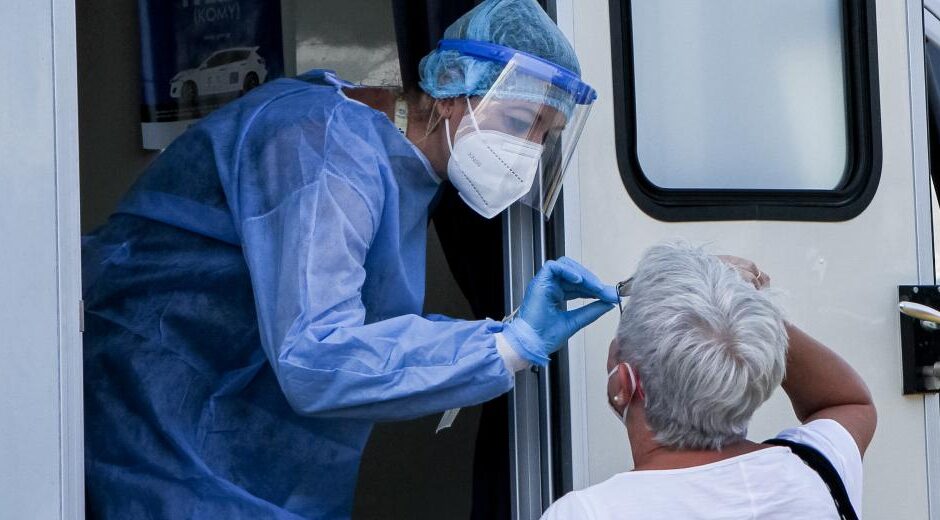 Κοροναϊός – Χριστουγεννιάτικος… εφιάλτης – Στο ηπιότερο σενάριο 100 νεκροί την ημέρα και 800 διασωληνωμένοι στις γιορτές