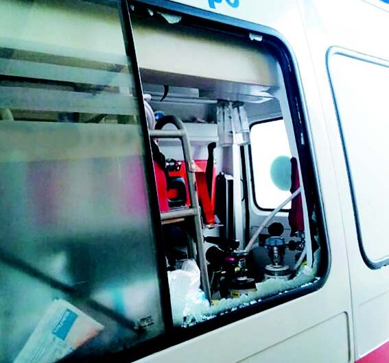 Επίθεση σε ασθενοφόρο του ΕΚΑΒ στον οικισμό «Μαύρικα» στην Καρδίτσα από ρομά