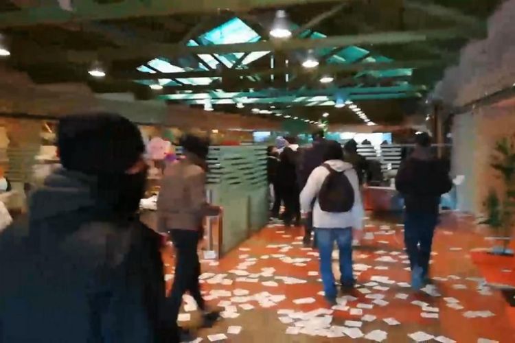 Επίθεση Ρουβίκωνα στα κεντρικά γραφεία του Jumbo