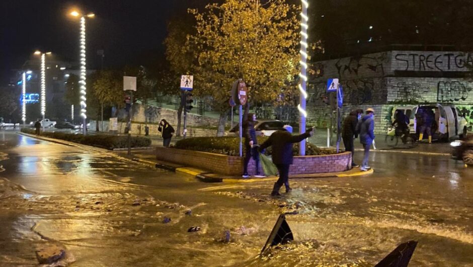 Λάρισα: Πλημμύρισε ο κυκλικός κόμβος στον Άγιο Αχίλλιο (φωτ. &βίντεο)