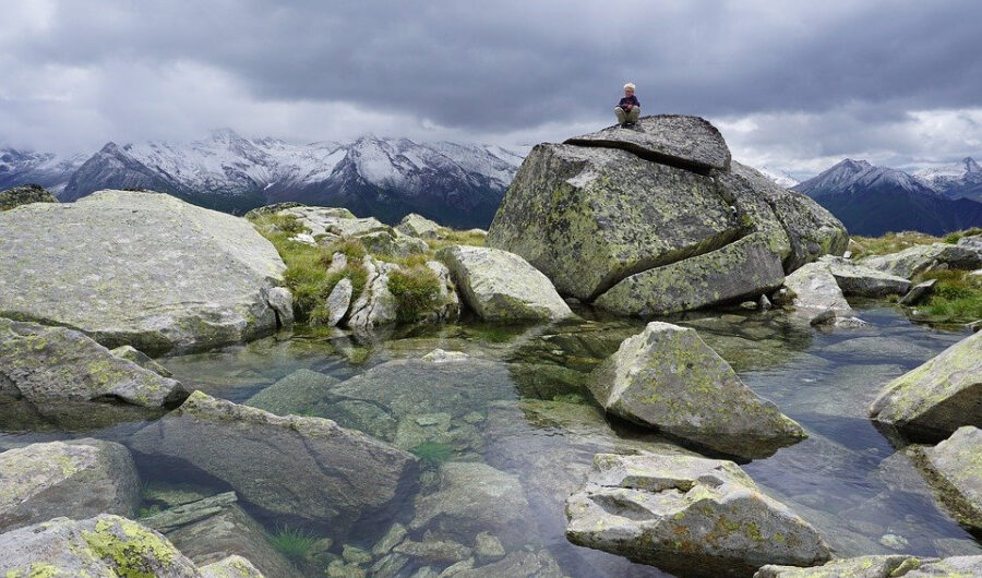 Τετράχρονος με πρόσθετο πόδι ανεβαίνει βουνό με υψόμετρο 1.000 μέτρων