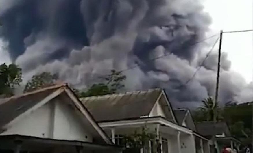 Ινδονησία: Έκρηξη ηφαιστείου προκάλεσε πανικό: Άνθρωποι έτρεχαν να σωθούν από τη λάβα και την τέφρα