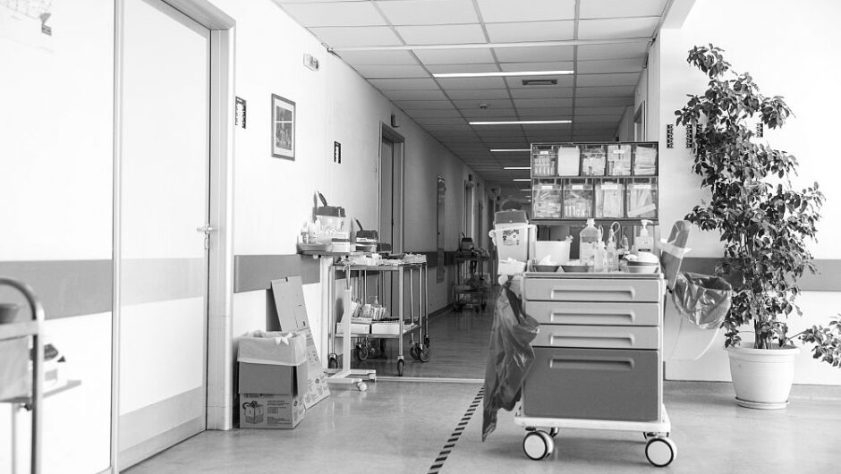 «Καμπανάκι» Μόσιαλου: Έρχονται νέες πανδημίες χωρίς συστήματα δημόσιας Υγείας