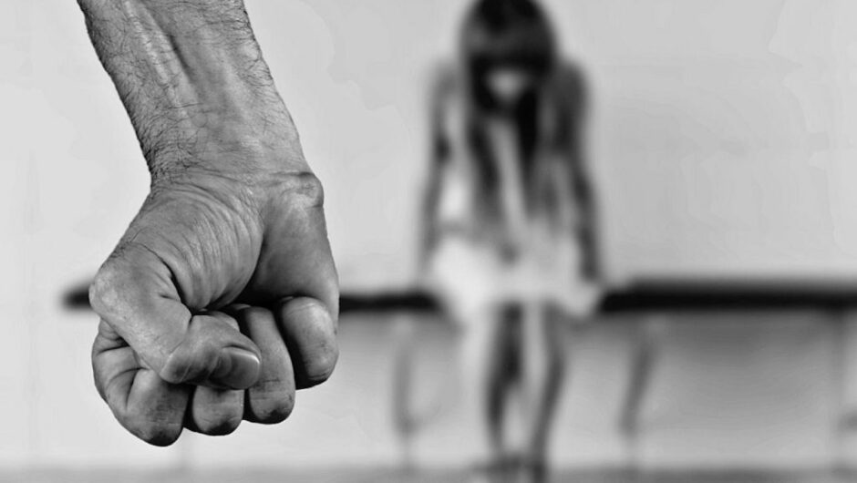 Έμφυλη βία: Τρομάζουν οι αριθμοί από τις γυναίκες που εξέπεμψαν SOS – Πόσες είναι οι περιπτώσεις στη Λάρισα