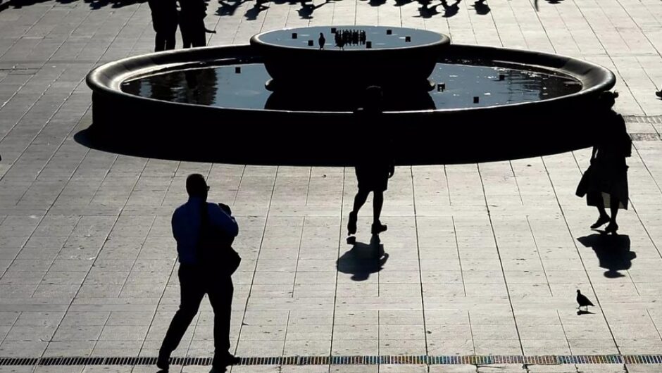 Μεταξύ Όμικρον και κυβέρνησης η ελληνική οικονομία