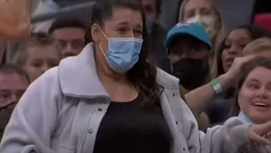 NBA: Επική φάση στο Χόρνετς – Ρόκετς με παίκτη να βρίσκει φίλαθλο στο κεφάλι με τη μπάλα