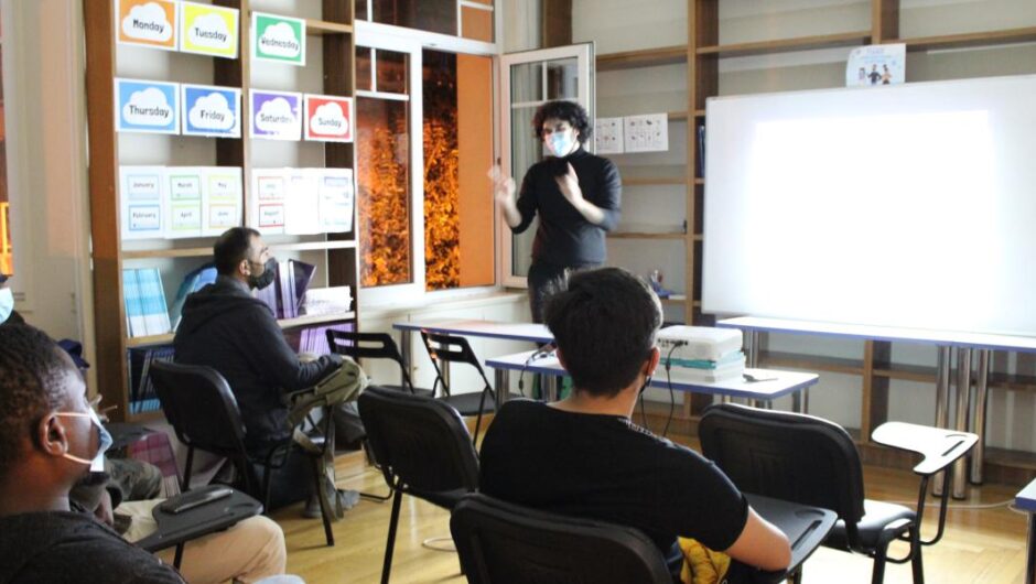 Πληροφορική / Πρόσφυγες προγραμματιστές διδάσκουν εθελοντικά σε μετανάστες