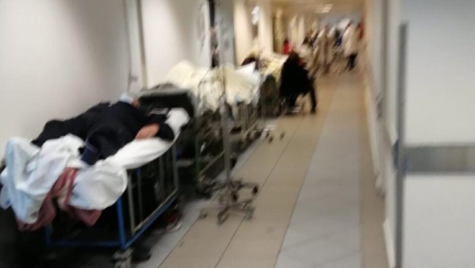 Νοσοκομείο Ρίου / Χριστουγεννιάτικα ράντζα στους διαδρόμους