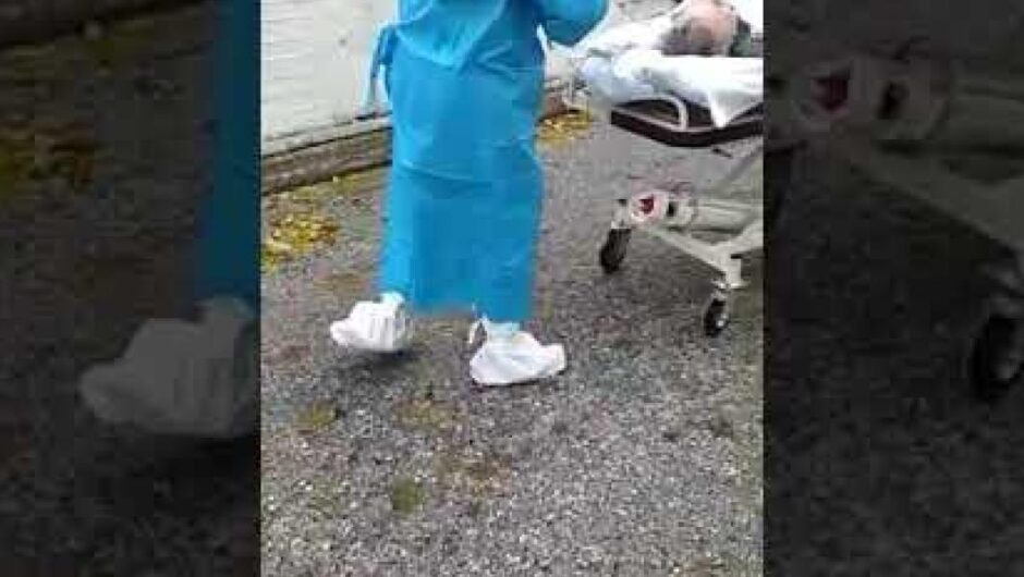 Βίντεο – ντοκουμέντο / Ασθενείς covid με πυρετό και πνευμονία μεταφέρονται μέσα στη βροχή