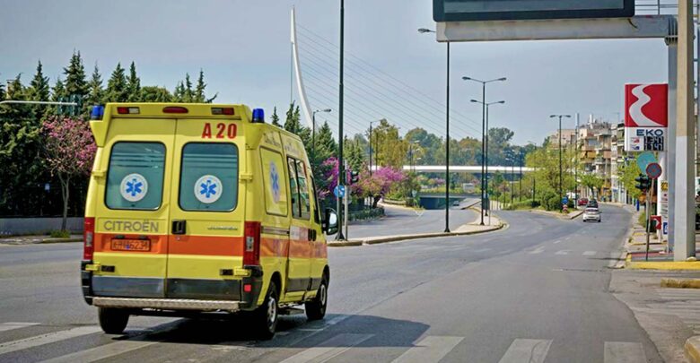 Τραγωδία έξω από τη Λάρισα: Άντρας κατέρρευσε περιμένοντας στο φανάρι και πέθανε