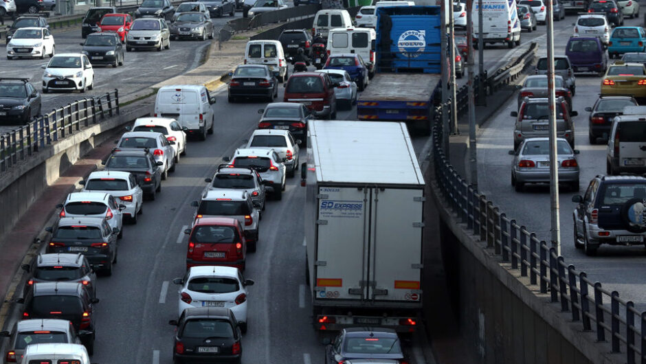 70 ώρες τον χρόνο περνούν στο τιμόνι οι Αθηναίοι