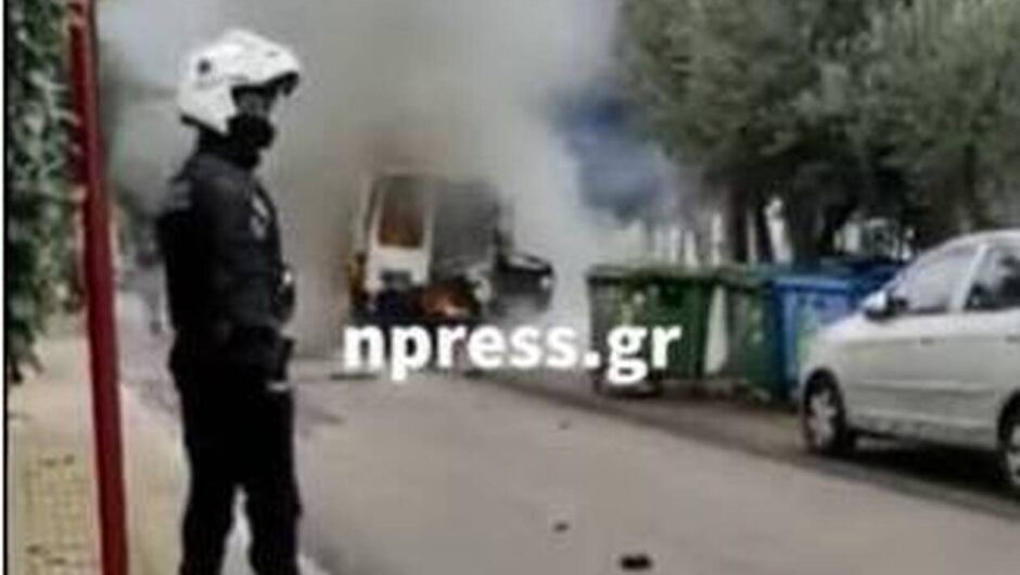 Μεταμόρφωση: Στις φλόγες ασθενοφόρο του ΕΚΑΒ από έκρηξη φιάλης οξυγόνου (vid)