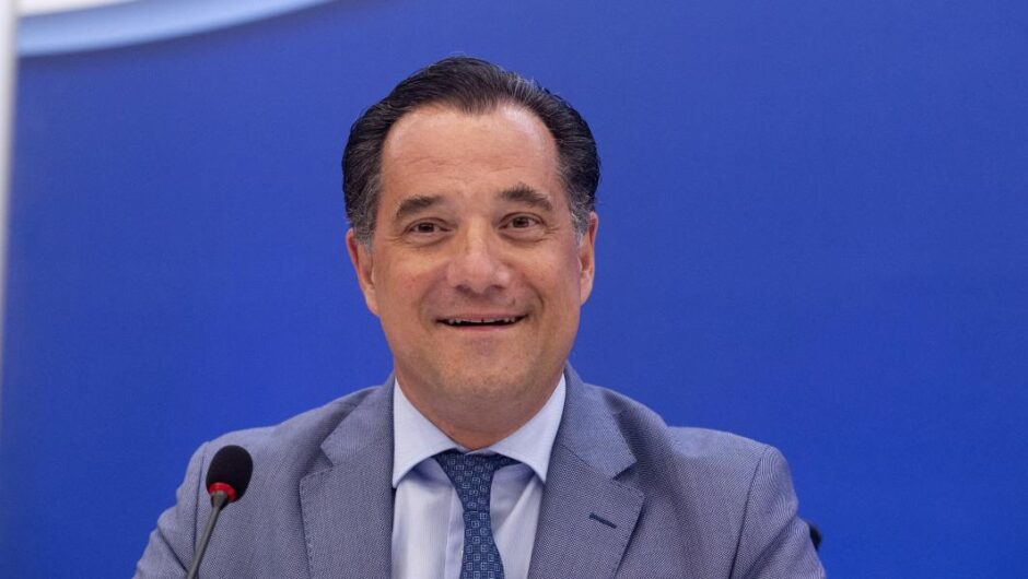 Άδωνις Γεωργιάδης / Κλείνει το μάτι στις απολύσεις ανεμβολίαστων