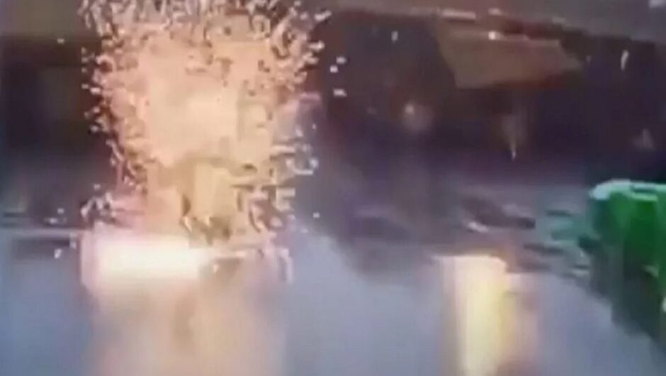 Η στιγμή που κεραυνός χτυπά ανοιχτή ομπρέλα