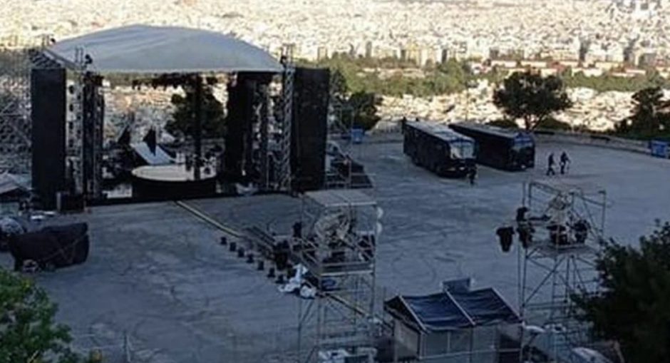 Κλούβες των ΜΑΤ … θα προστατεύουν τον Σάκη, τον Δήμαρχο και την σκηνή που έστησαν στον Λυκαβηττό από τους “μίζερους”! Γιατί άραγε, αφού ο Κώστας Μπακογιάννης είναι δημοφιλέστατος …