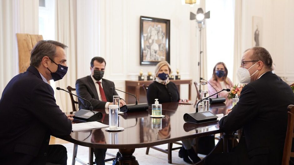 Τα «ευγενικά» αδειάσματα του ΠΟΥ στον Μητσοτάκη