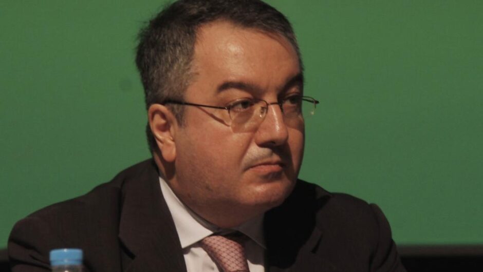 Ηλίας Μόσιαλος / Έδωσε μάθημα στην κυβέρνηση για το πώς πείθεις έναν ανεμβολίαστο