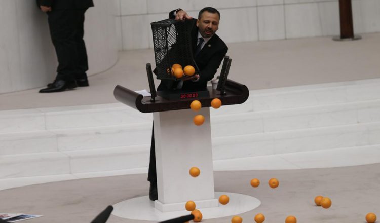 Σκηνές απείρου κάλλους στη Βουλή της Τουρκίας – Γέμισε πορτοκάλια και είδη… μπακαλικής