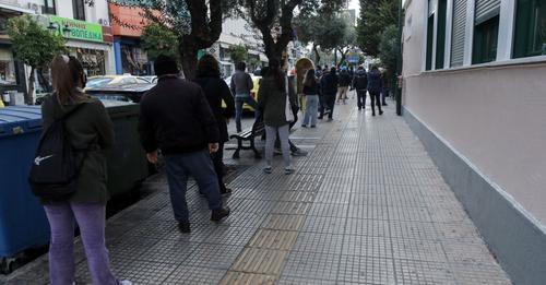 ΣΥΡΙΖΑ-ΠΣ: Τριτοκοσμικές εικόνες εκατοντάδων ανθρώπων για ένα τεστ