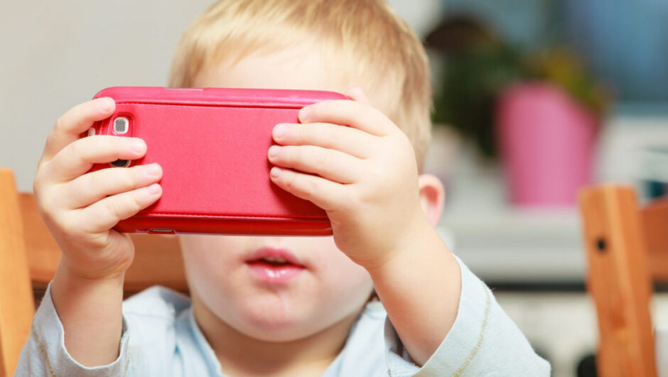 Παιδί – Πότε το κινητό προκαλεί εξάρτηση – Πως θα καταλάβετε εάν το παιδί είναι εθισμένο