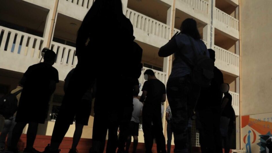 Απίστευτο περιστατικό σε σχολείο στο Αιγάλεω: Καθηγητής και μαθητές έπαιξαν ξύλο