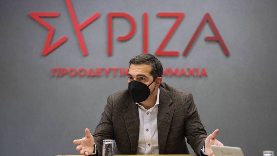Η μετάλλαξη «Ο» ανησυχεί τον Τσίπρα – Μέτρα τώρα, πριν τις γιορτές ζητάει ο ΣΥΡΙΖΑ