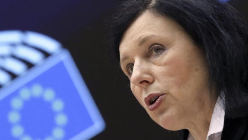 Κομισιόν / Ράπισμα στην κυβέρνηση Μητσοτάκη για τις επιθέσεις κατά των δημοσιογράφων στην Ελλάδα