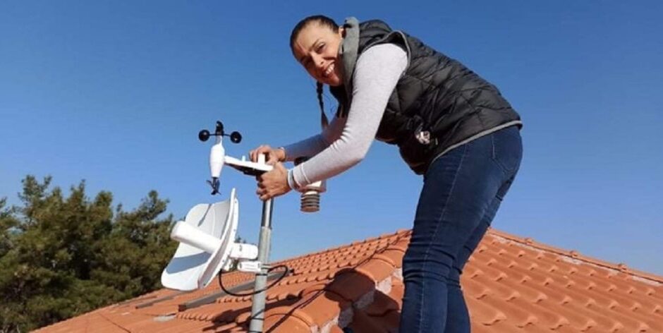 Με 200 κάμερες που μεταδίδουν απευθείας τον καιρό βοηθάει τον αδερφό της να περπατήσει και πάλι