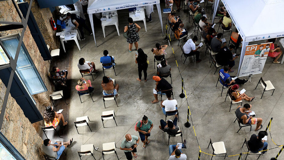 «Μήπως να κολλήσουμε την Όμικρον και να τελειώνουμε;» Καλύτερα όχι, λένε οι επιστήμονες