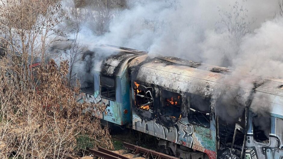 Φωτιά σε εγκαταλελειμμένα βαγόνια στη Λάρισα (φωτ. & βίντεο)