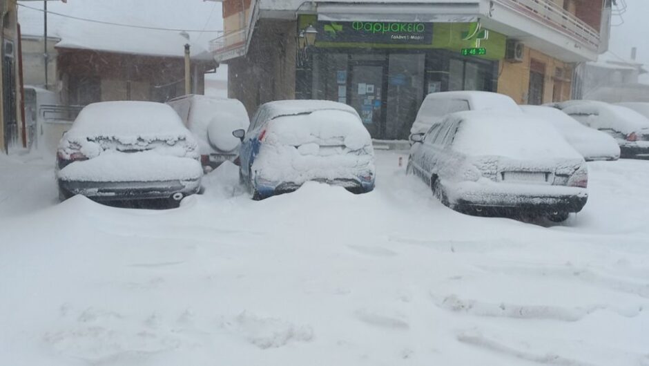 Λάρισα: Χιόνι πάνω από 30 εκατοστά στα ορεινά – Με αλυσίδες κινούνταν τα οχήματα το βράδυ