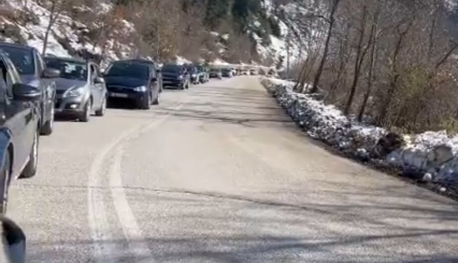 Μποτιλιάρισμα… χιλιομέτρων προς Ελάτη και Περτούλι (βίντεο)