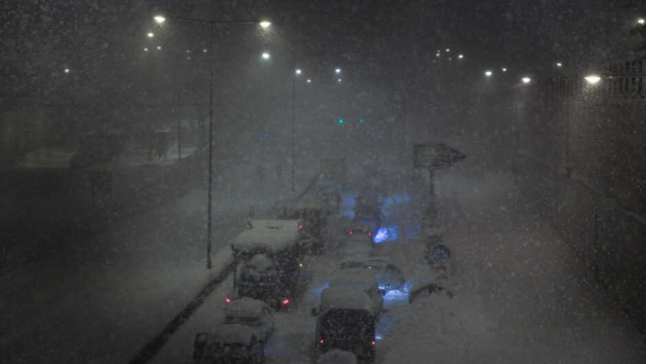 Ξεκίνησε από τον στρατό ο απεγκλωβισμός των οδηγών στην Αττική Οδό