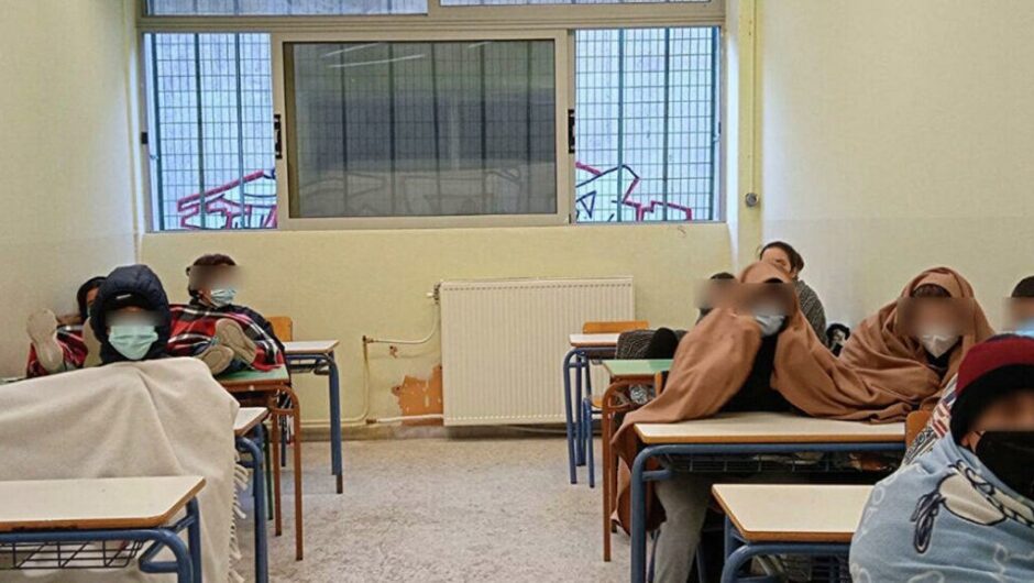 Καβάλα: Παιδιά μιας ολόκληρης τάξης κάνουν μάθημα με σκουφιά και κουβέρτες
